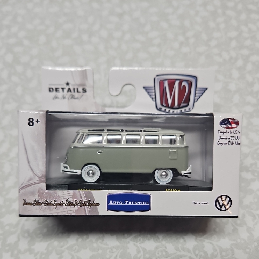 M2 Machines 1962 VW Microbus Deluxe  U.S.A. Model Premium Die-cast VW04 17-02